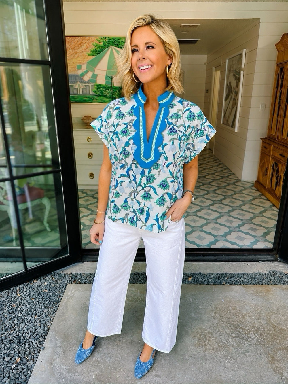 CALL ME WONDERFUL FLORAL VNECK TOP - CREAM/BLUE
