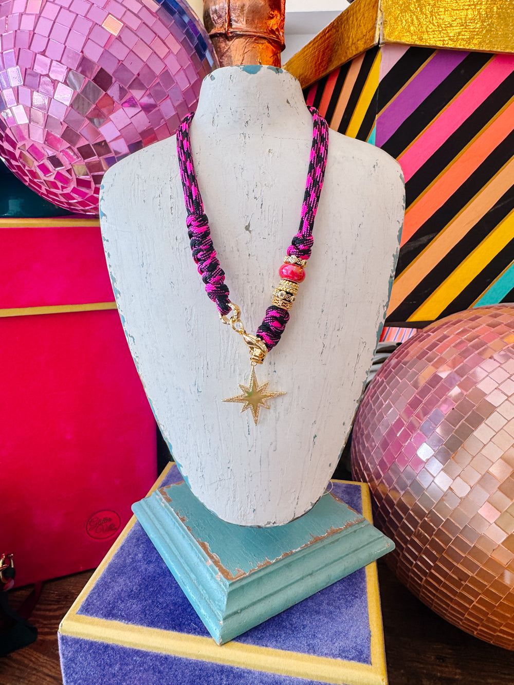 JOHNNY STAR ROPE NECKLACE - DARK PINK