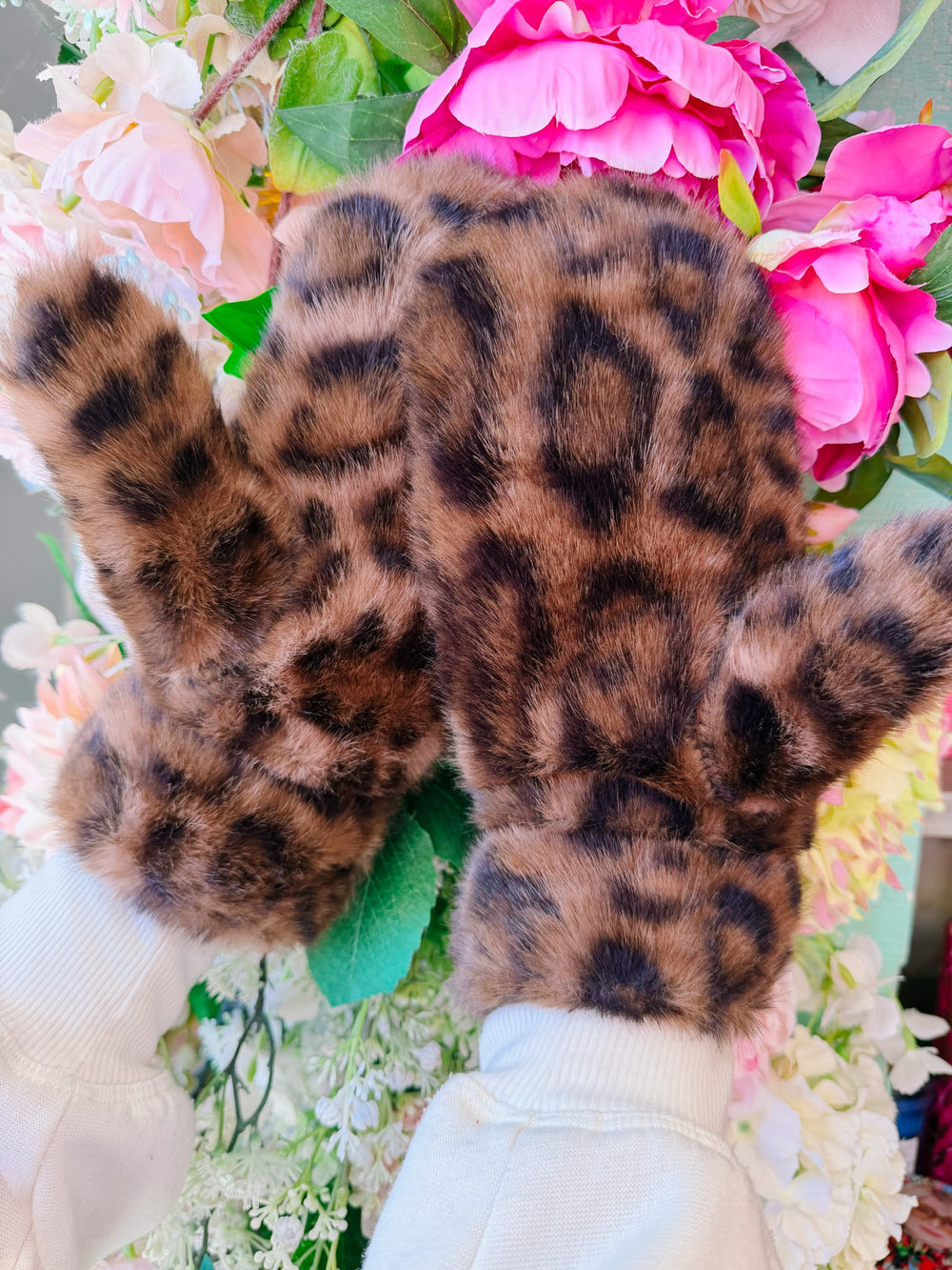 LEOPARD FUR MITTENS - DARK BROWN