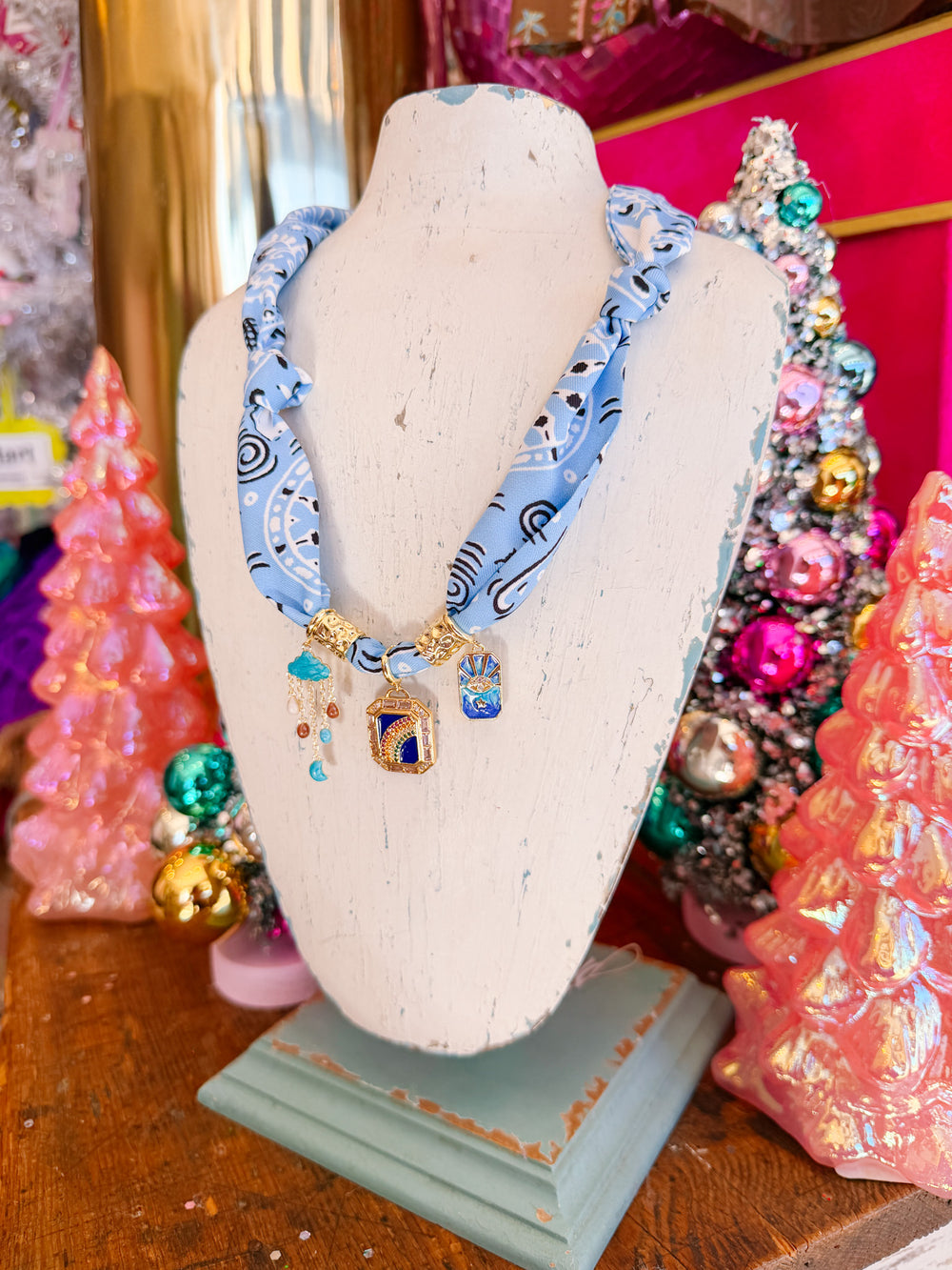 MOXIE MULTI CHARM SCARF NECKLACE - BLUE