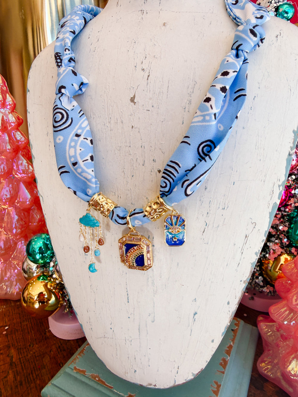 MOXIE MULTI CHARM SCARF NECKLACE - BLUE