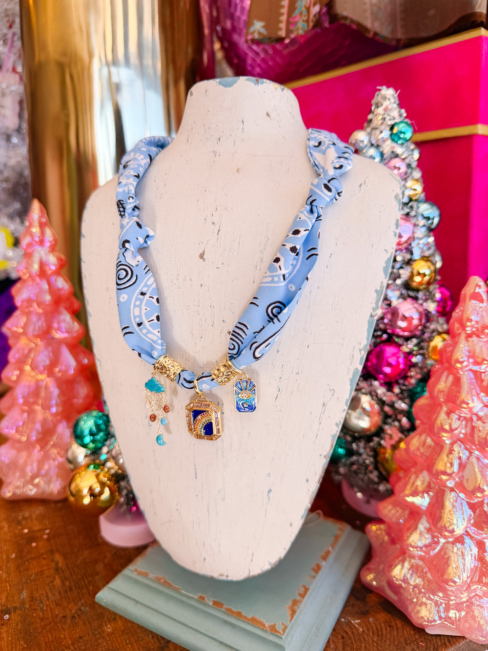 MOXIE MULTI CHARM SCARF NECKLACE - BLUE