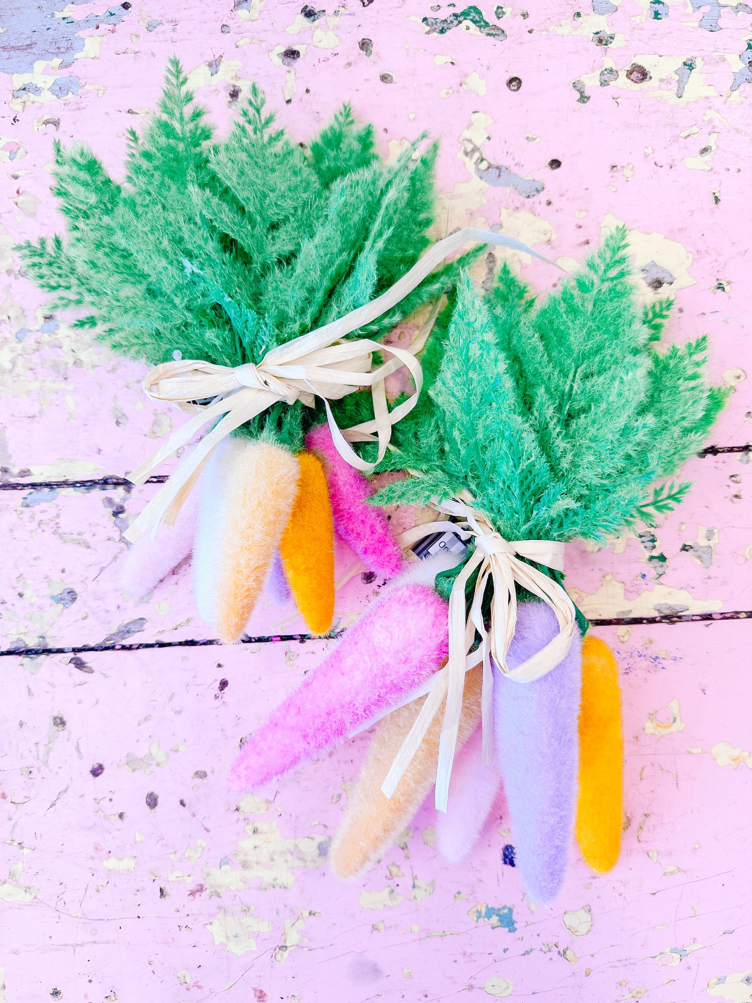 SM FLOCKED CARROT CLUSTER OF 6 - COLORFUL