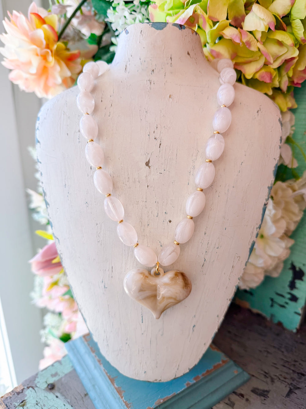 ROXIE LUCITE HEART NECKLACE - CREAM
