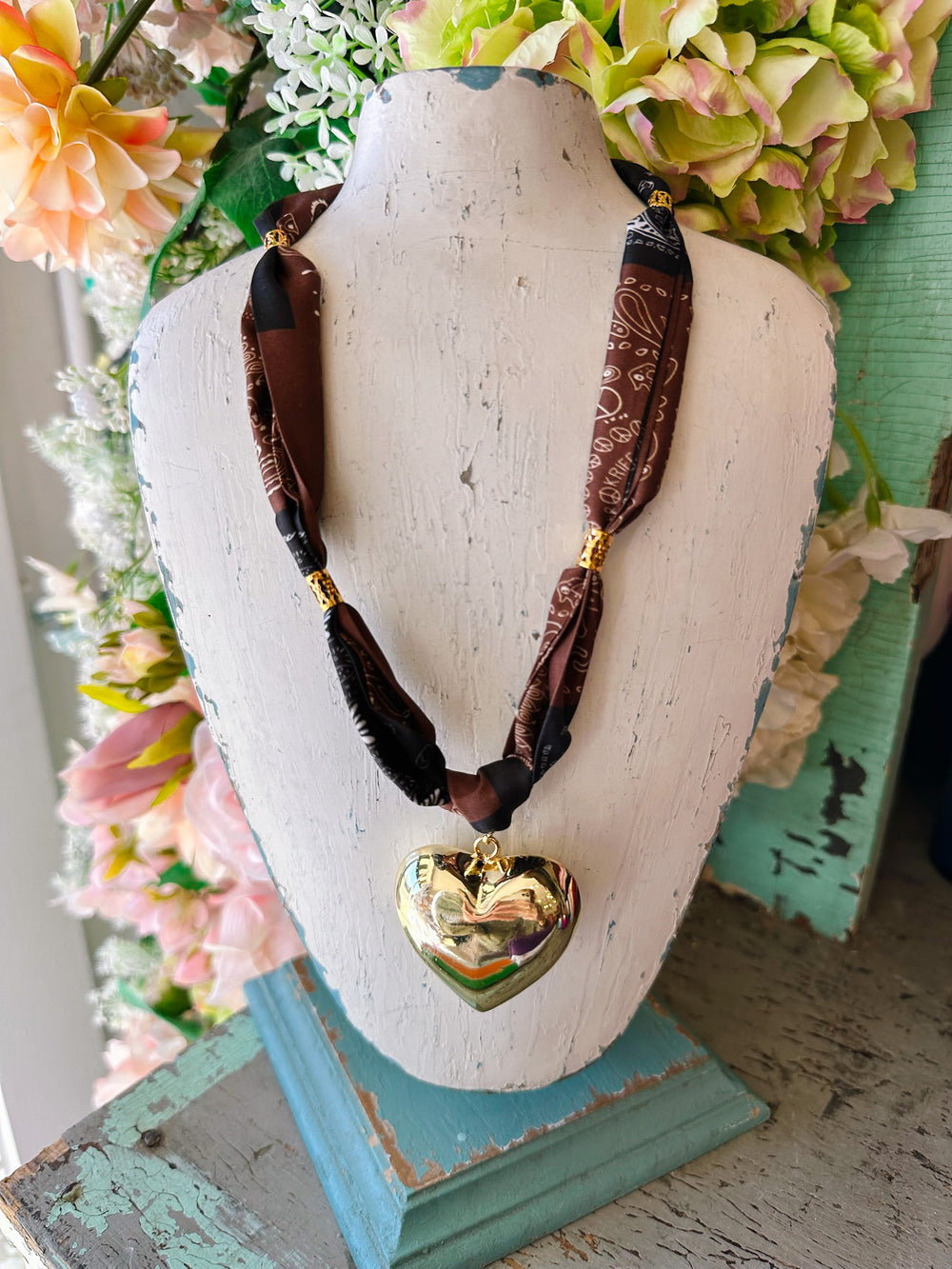 BANDANA BABE SCARF HEART CHARM NECKLACE - BROWN