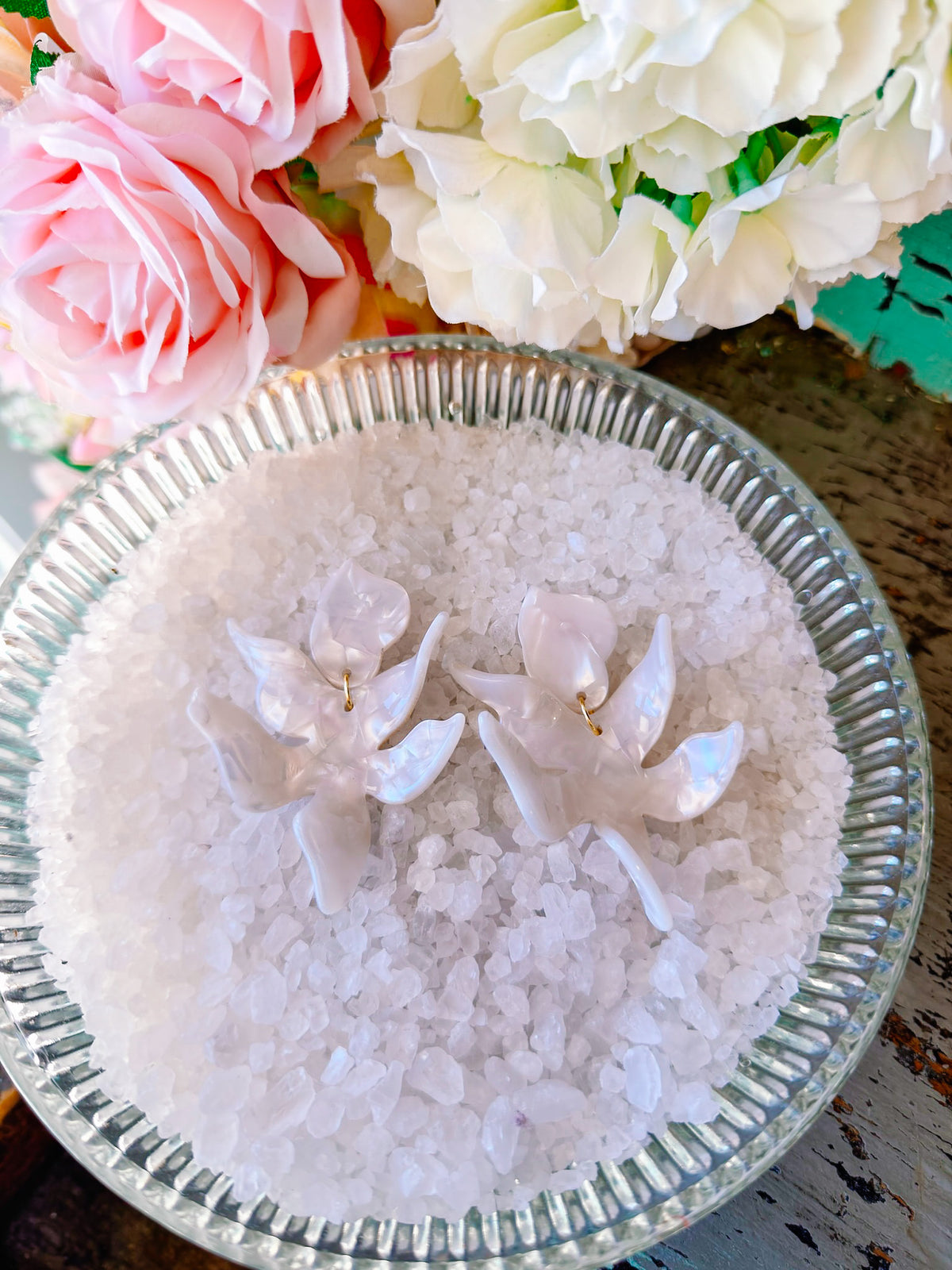 FLORA EARRINGS - CLOUD DANCER