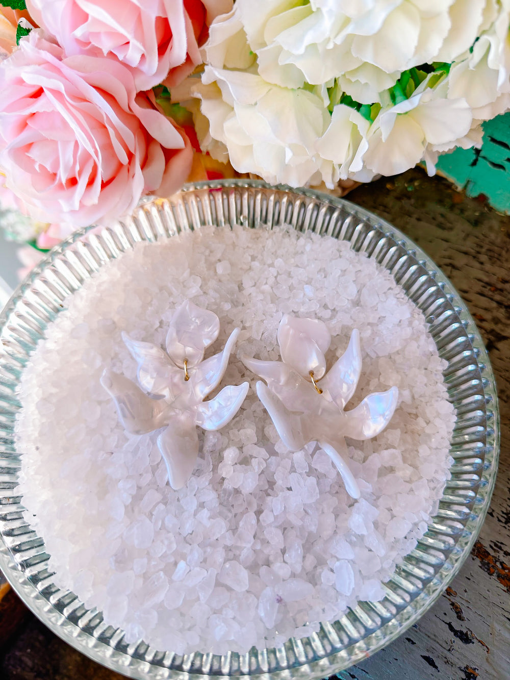 FLORA EARRINGS - CLOUD DANCER