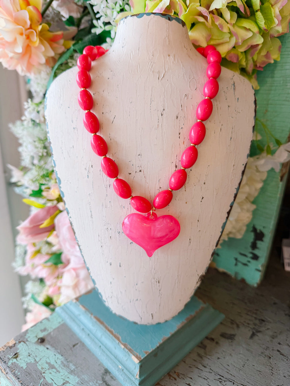 ROXIE LUCITE HEART NECKLACE - HOT PINK