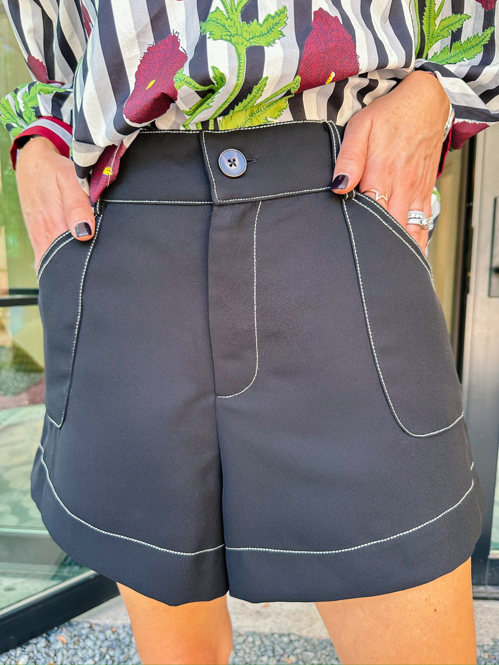 BE REAL WHITE STITCH SHORTS - BLACK