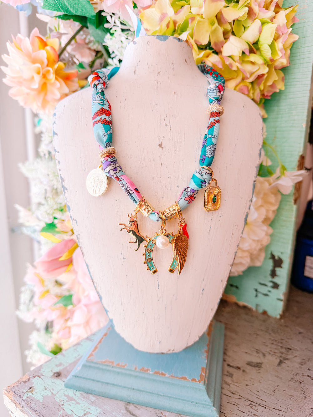 WEST HORSESHOE SCARF CHARM NECKLACE