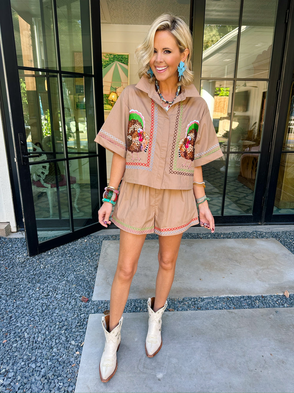 STITCH TRIM SHORTS - TAN