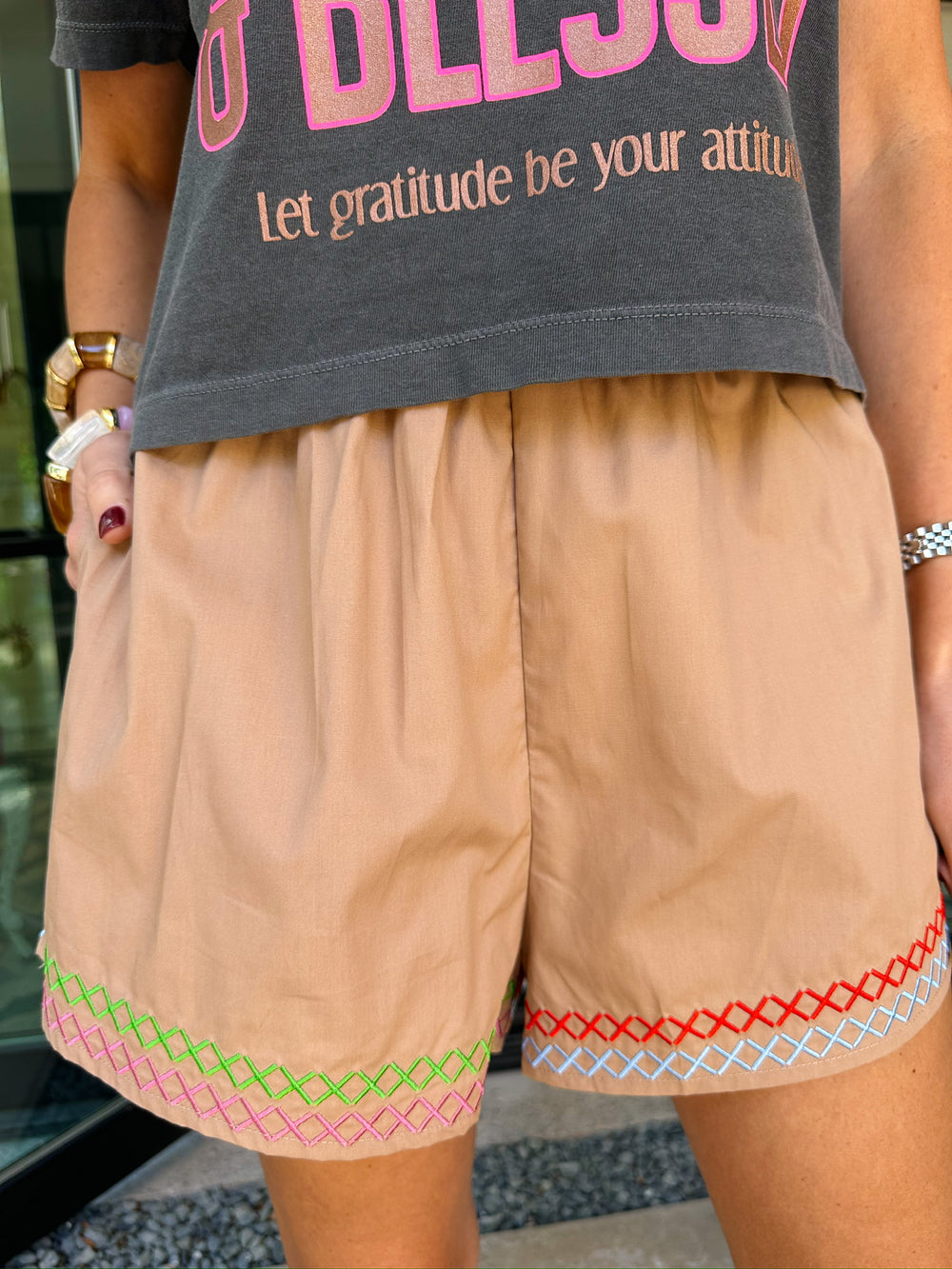 STITCH TRIM SHORTS - TAN