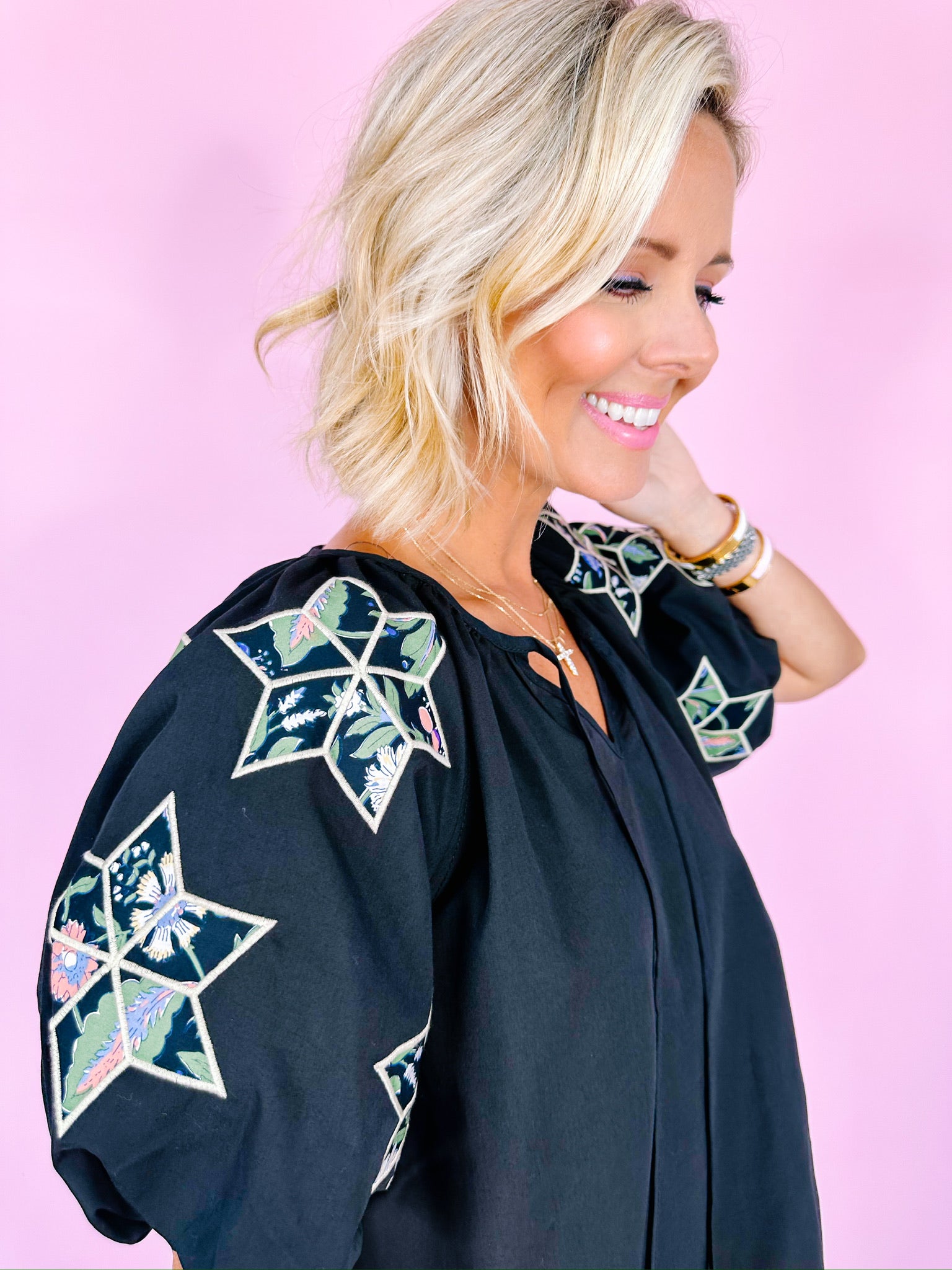 QUILTED STAR BLOOMS PUFF SLEEVE TOP - BLACK