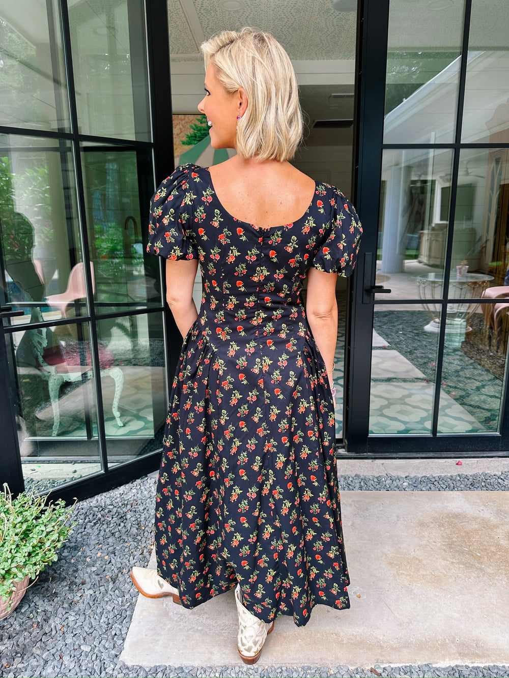 TELL A STORY FLORAL MIDI DRESS - BLACK