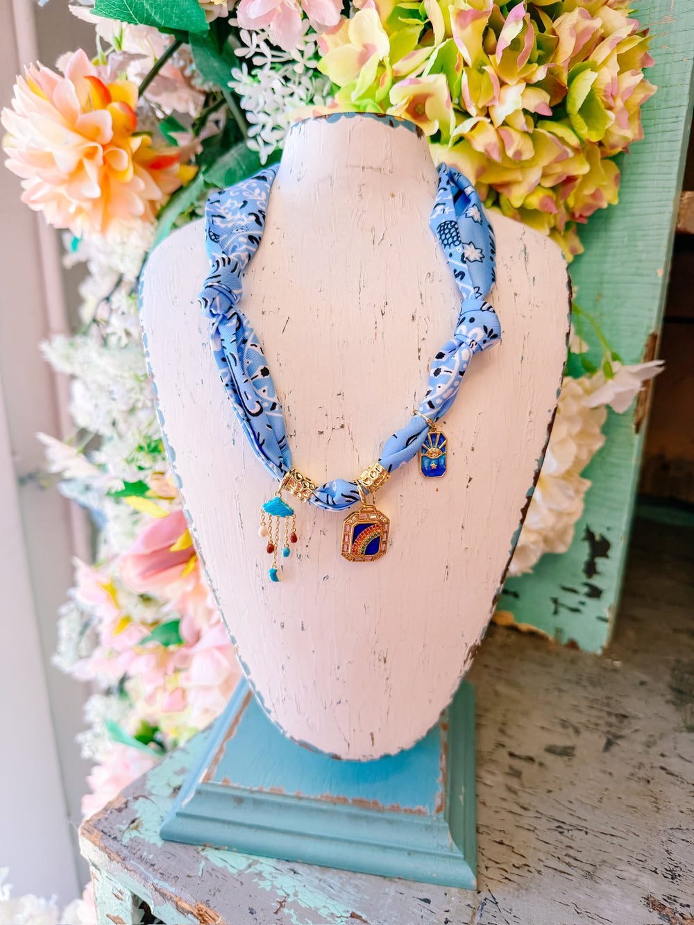 MOXIE MULTI CHARM SCARF NECKLACE - BLUE