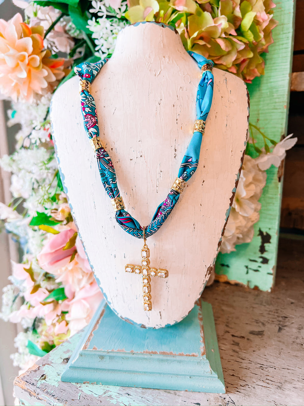 LAURIE SCARF CHARM NECKLACE