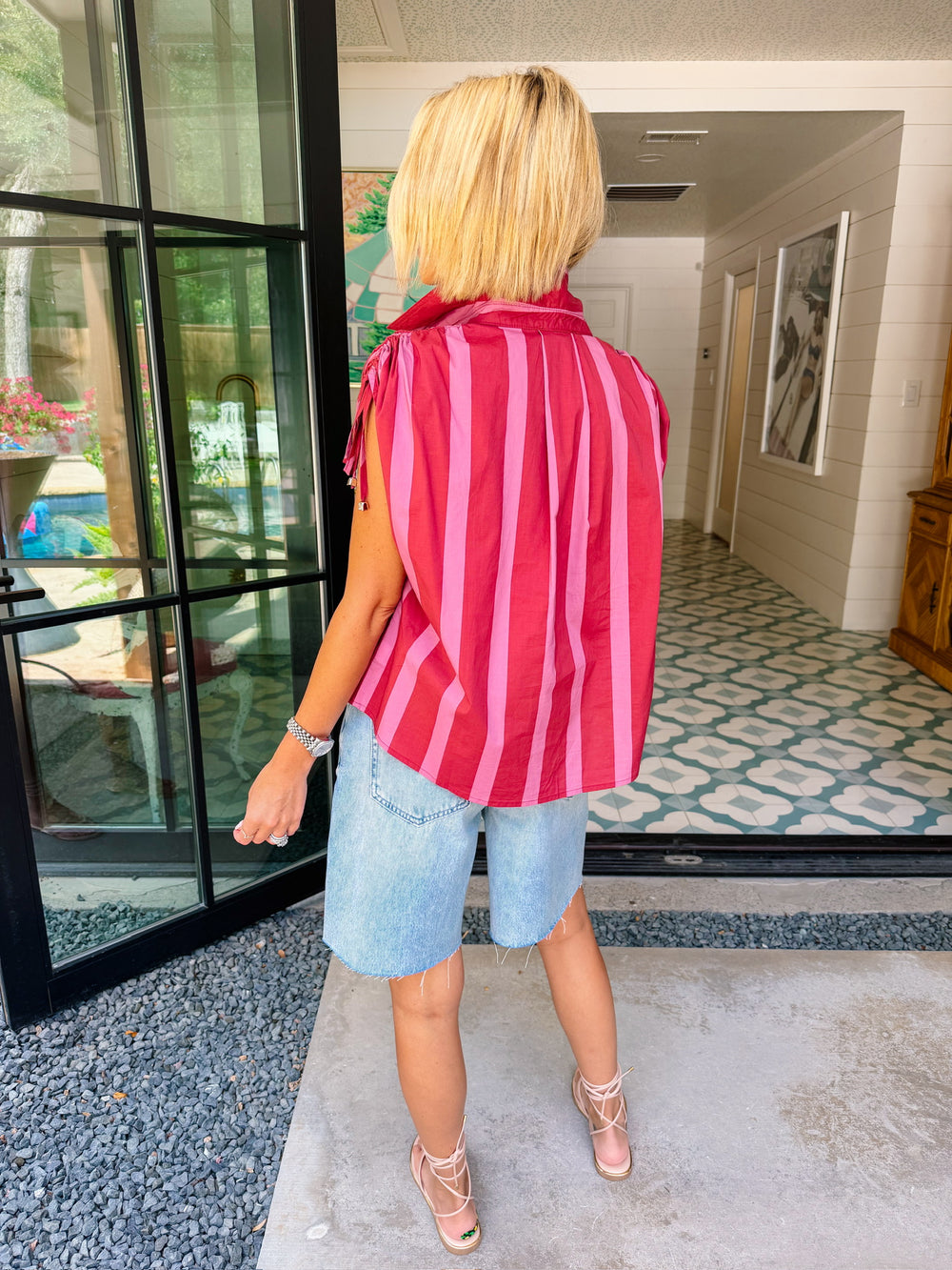 LEAD THE WAY CINCH SHOULDER BUTTON UP TOP - RED/PINK