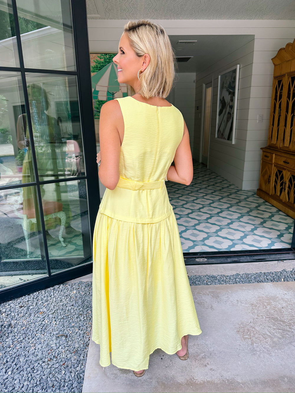 RADIATING CONFIDENCE BELTED MIDI DRESS - YELLOW