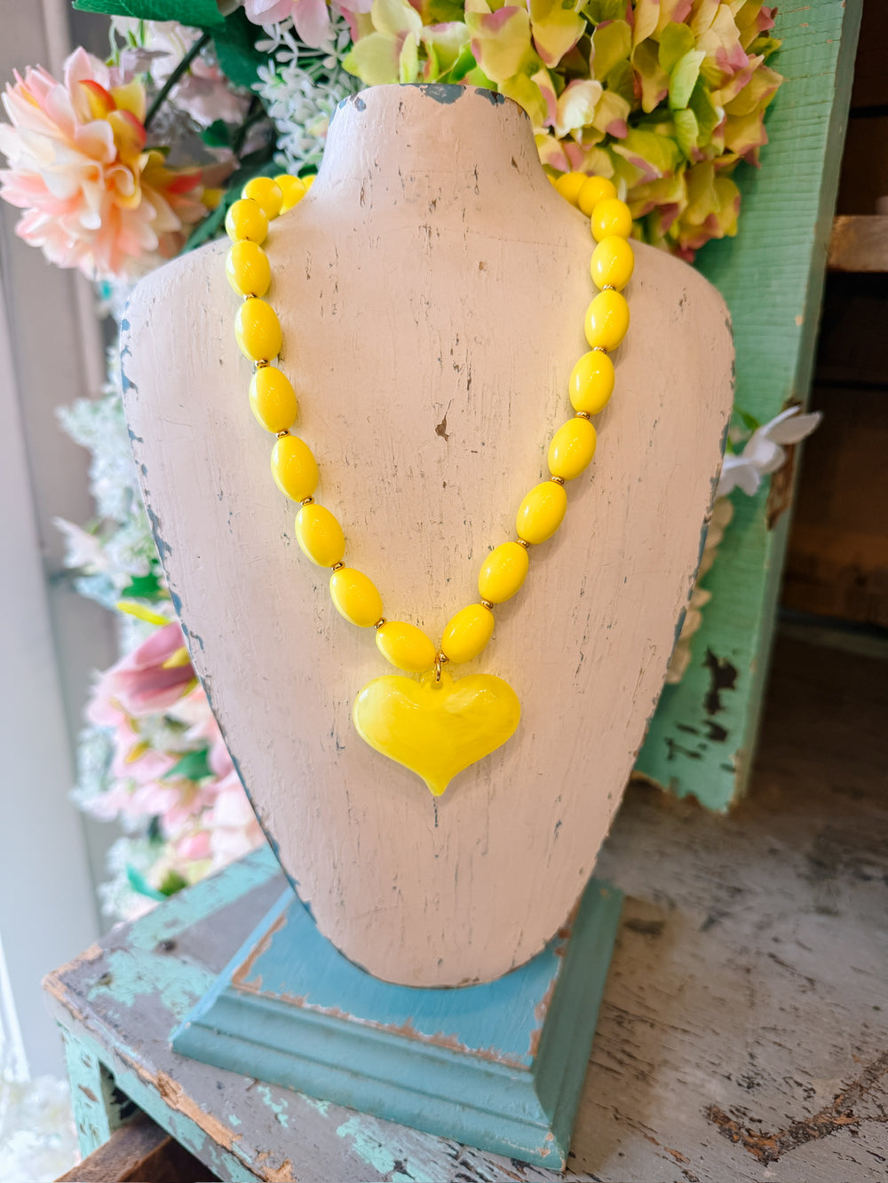 ROXIE LUCITE HEART NECKLACE - YELLOW
