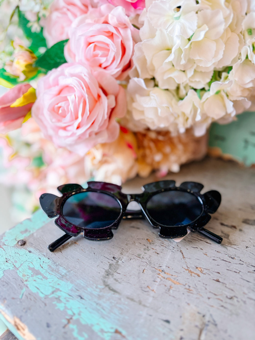 MADRID FLORAL SCALLOP SUNGLASSES