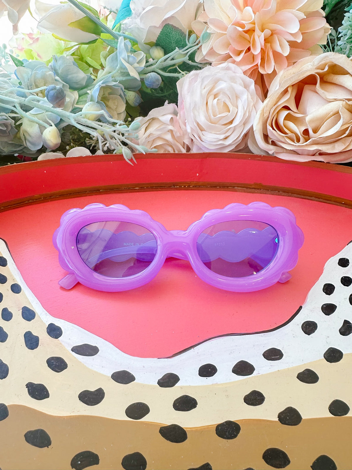 SHE'S AN ICON SCALLOP SUNGLASSES