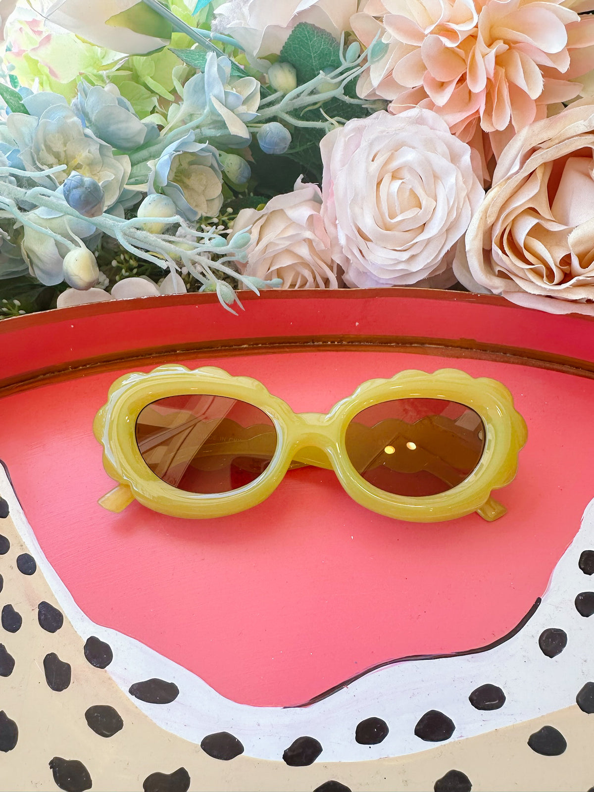 SHE'S AN ICON SCALLOP SUNGLASSES