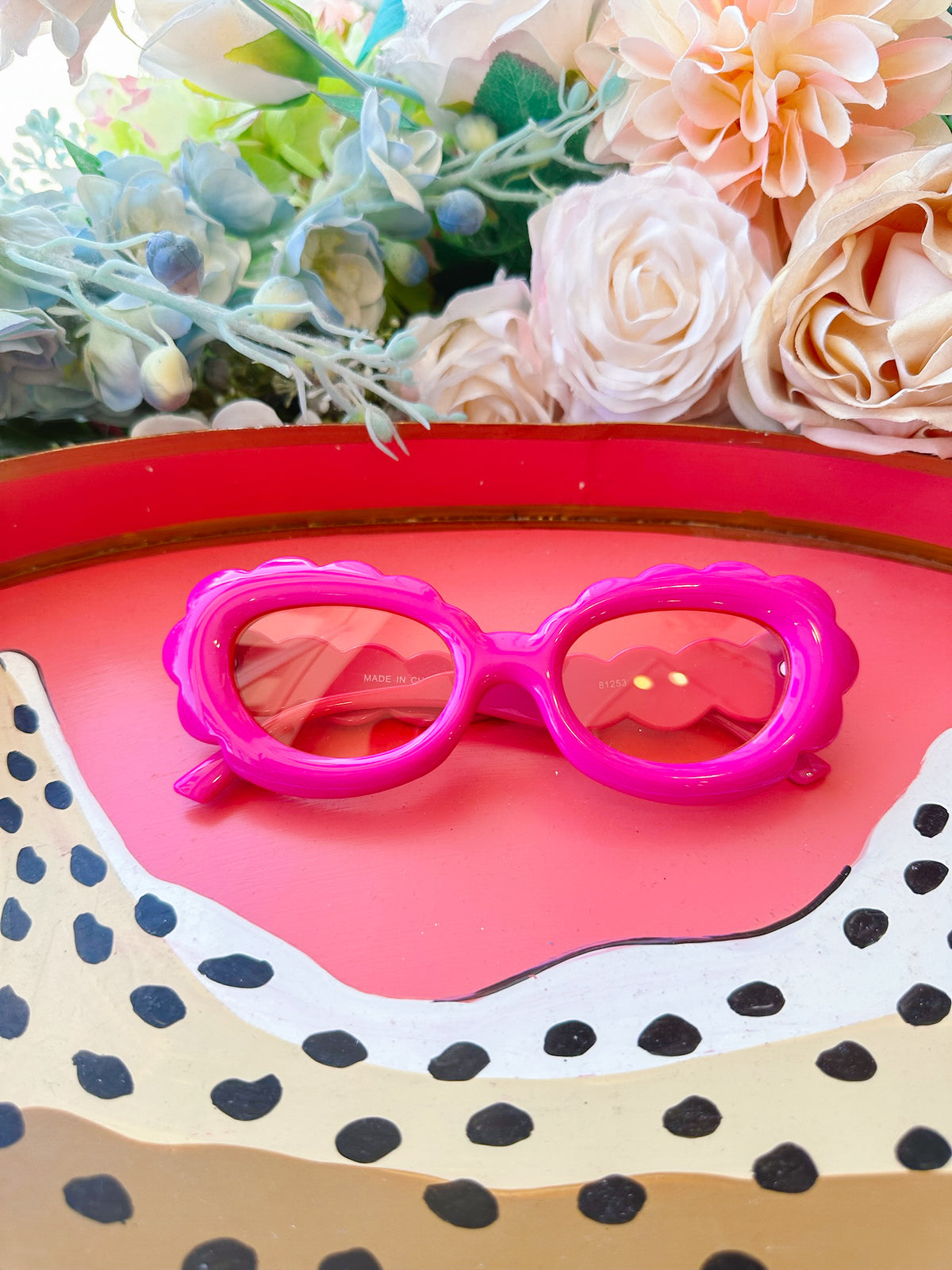 SHE'S AN ICON SCALLOP SUNGLASSES