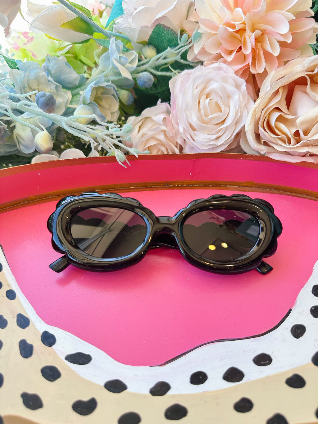 SHE'S AN ICON SCALLOP SUNGLASSES
