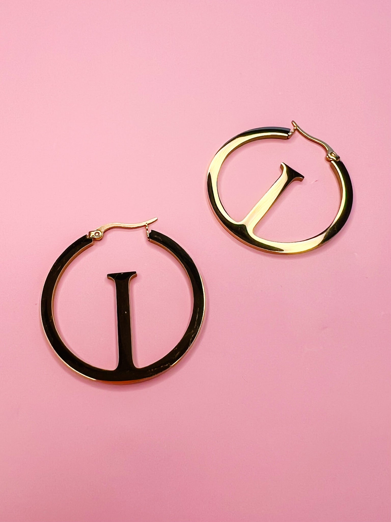 ICONIC INITIAL GOLD HOOP EARRING