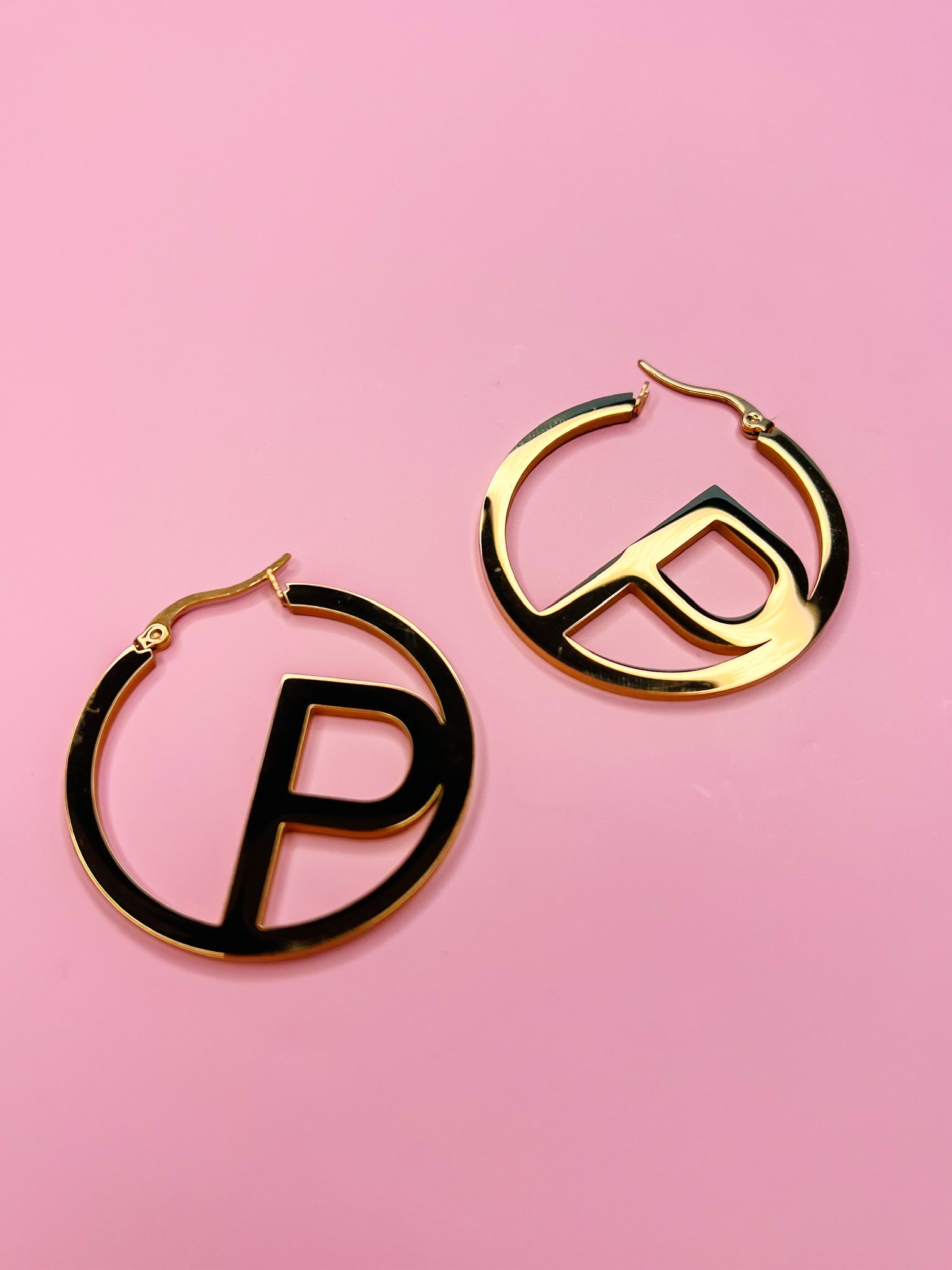 ICONIC INITIAL GOLD HOOP EARRING