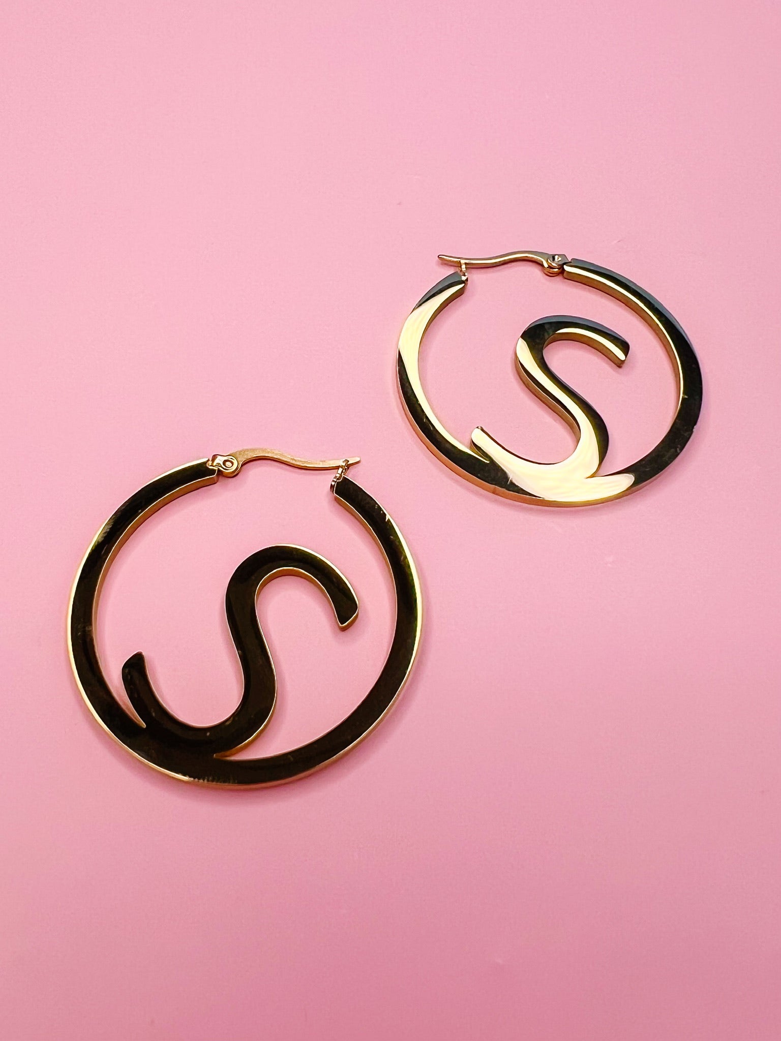 ICONIC INITIAL GOLD HOOP EARRING