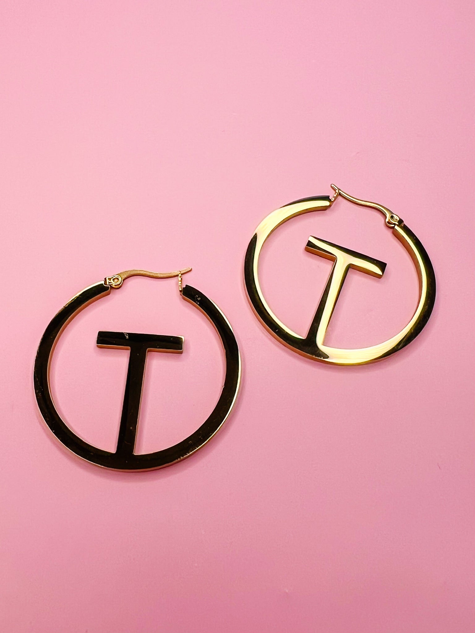 ICONIC INITIAL GOLD HOOP EARRING