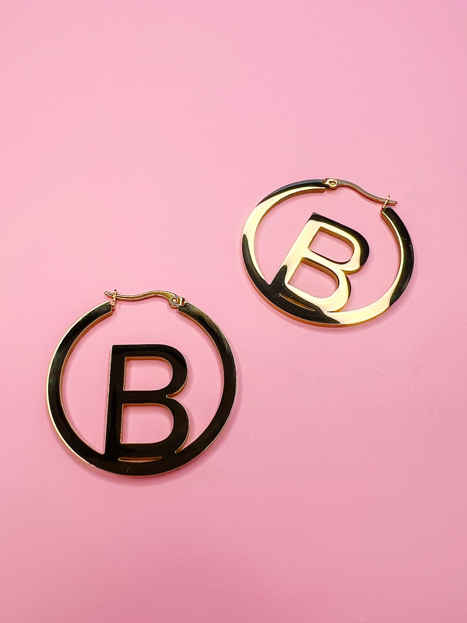 ICONIC INITIAL GOLD HOOP EARRING