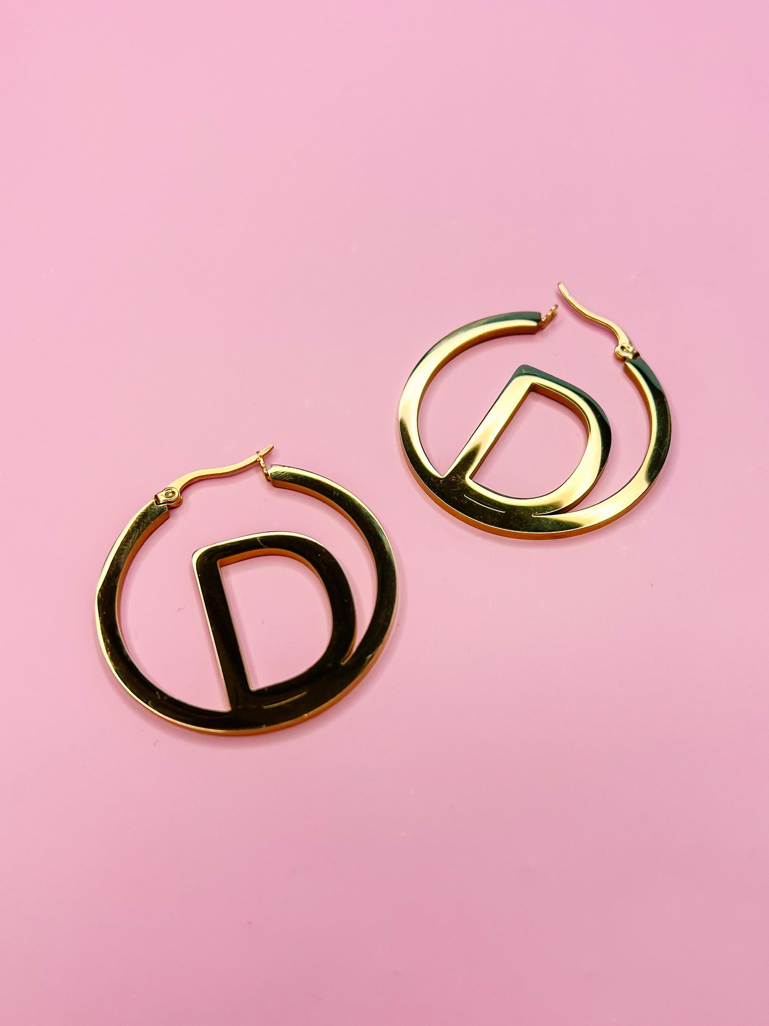 ICONIC INITIAL GOLD HOOP EARRING