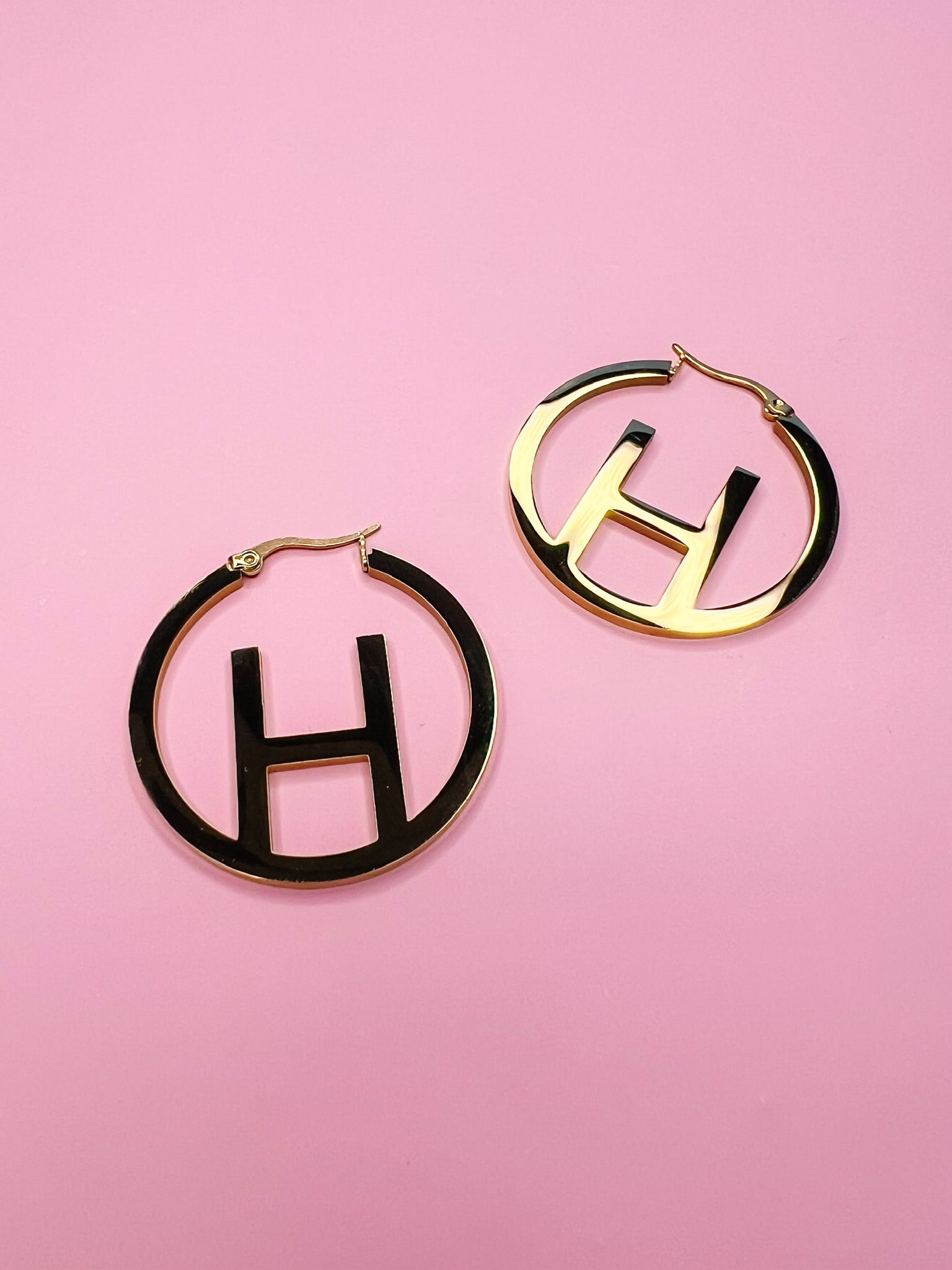 ICONIC INITIAL GOLD HOOP EARRING