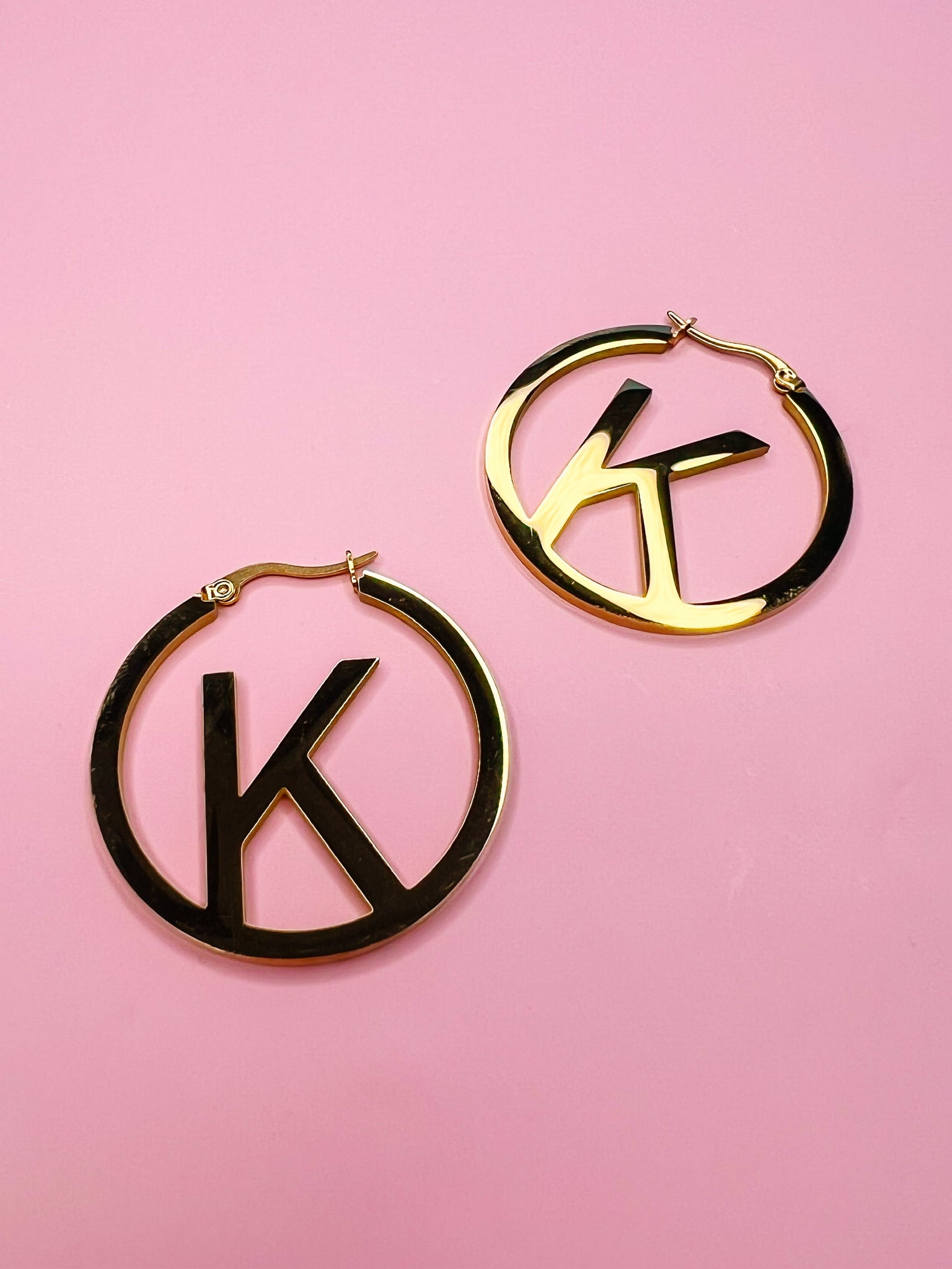 ICONIC INITIAL GOLD HOOP EARRING