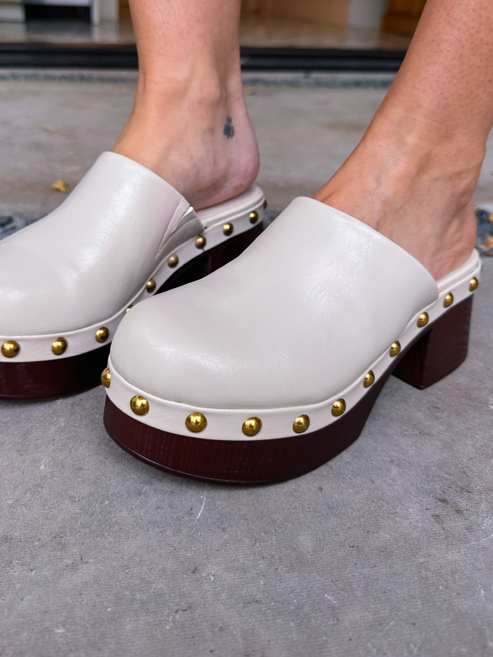 LILY STUDDED CLOG - BONE